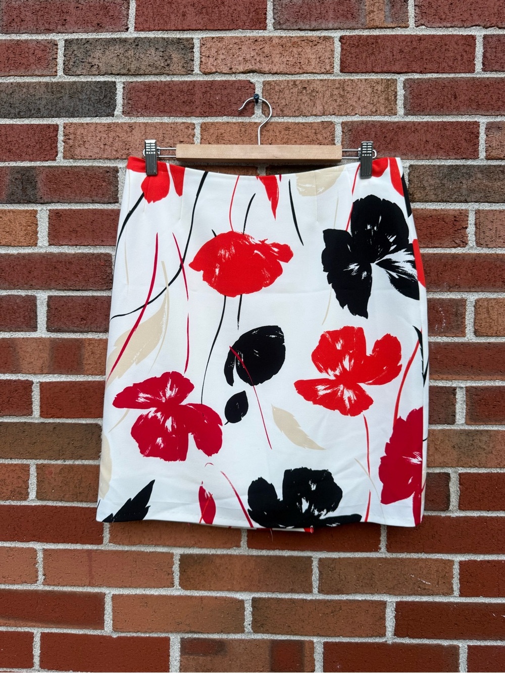Kasper Floral Pencil Skirt Size 8 White Red Black